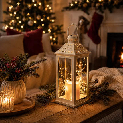 Décoration de Noël cosy avec lanterne lumineuse, sapin illuminé et ambiance chaleureuse