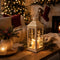 Décoration de Noël cosy avec lanterne lumineuse, sapin illuminé et ambiance chaleureuse
