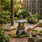 Lanterne japonaise décorative en pierre dans un jardin zen extérieur créant une ambiance chaleureuse et relaxante