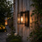 Applique murale style lanterne créant une ambiance élégante et chaleureuse dans un jardin extérieur