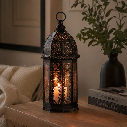 Lanterne décorative haut de gamme créant une ambiance chaleureuse dans un salon élégant avec éclairage tamisé et décoration raffinée.
